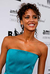 How tall is Noemie Lenoir?